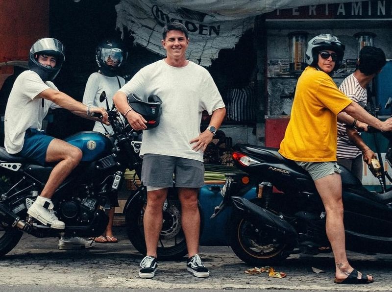 Charles Leclerc isi bensin eceran di Bali.
