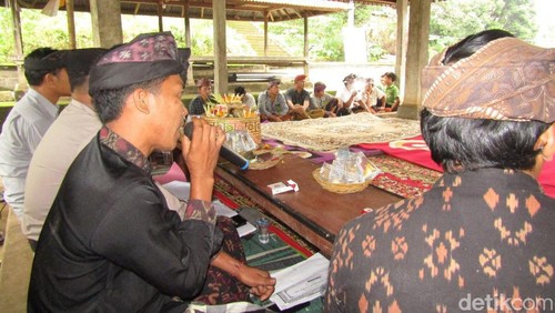 Desa adat Darmaji saat melakukan rapat bersama pihak-pihak terkait tentang pembuatan perarem pernikahan anak di bawah umur.