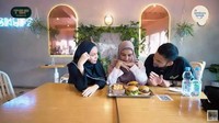 Ini momennya saat menyambut Shireen Sungkar ketika mampir ke restorannya. Dewi Sandra mengenalkan menu mini burger di restorannya. Foto: Instagram @dewisandra