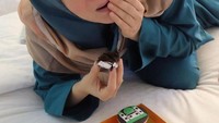 Bahkan Dewi Sandra juga handal membuat dessert di rumah. Ini posenya dengan sticky pudding buatannya sendiri. Foto: Instagram @dewisandra