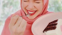Soal selera kuliner, Dewi Sandra mengakui bahwa dirinya termasuk sweet tooth. Banyak momennya saat menikmati kue, seperti pada momen yang satu ini. Foto: Instagram @dewisandra