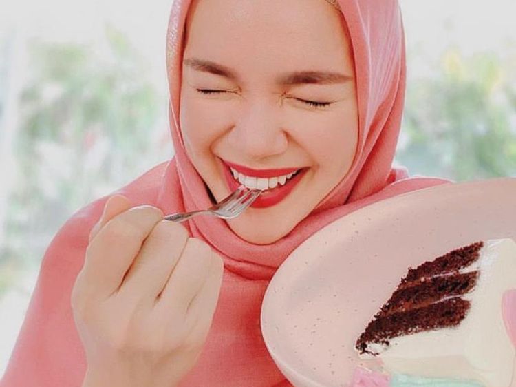 Dewi Sandra Hobi Masak dan Makan Dessert, Ini Momennya!