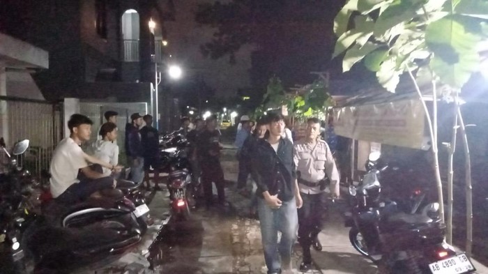 Dua remaja yang diamankan warga karena ikut dalam rombongan yang menyalakan kembang api sembari melaju di ring road selatan, Sewon, Bantul.
