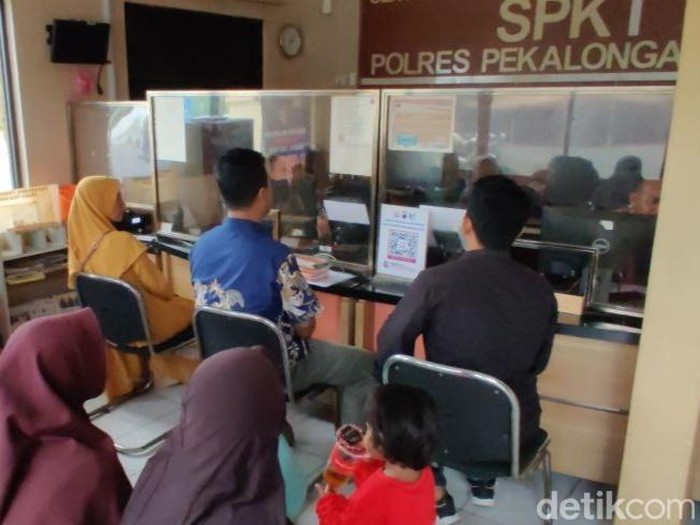 Emak-emak nasabah salah satu koperasi mengadu ke SPKT Polres Pekalongan Kota, Sabtu (30/3/2024).