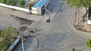 Hampir tidak ada orang yang berjalan-jalan di luar kecuali petugas. Foto: Reddit/XiaoHao2
