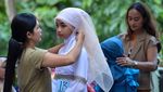 Gemas! Anak-anak di Bali Ini Berlenggok dengan Busana Muslim