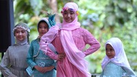 Sejumlah anak mengikuti lomba busana muslim kasual di Denpasar, Bali, Sabtu (30/3/2024).