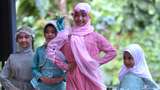 Gemas! Anak-anak di Bali Ini Berlenggok dengan Busana Muslim