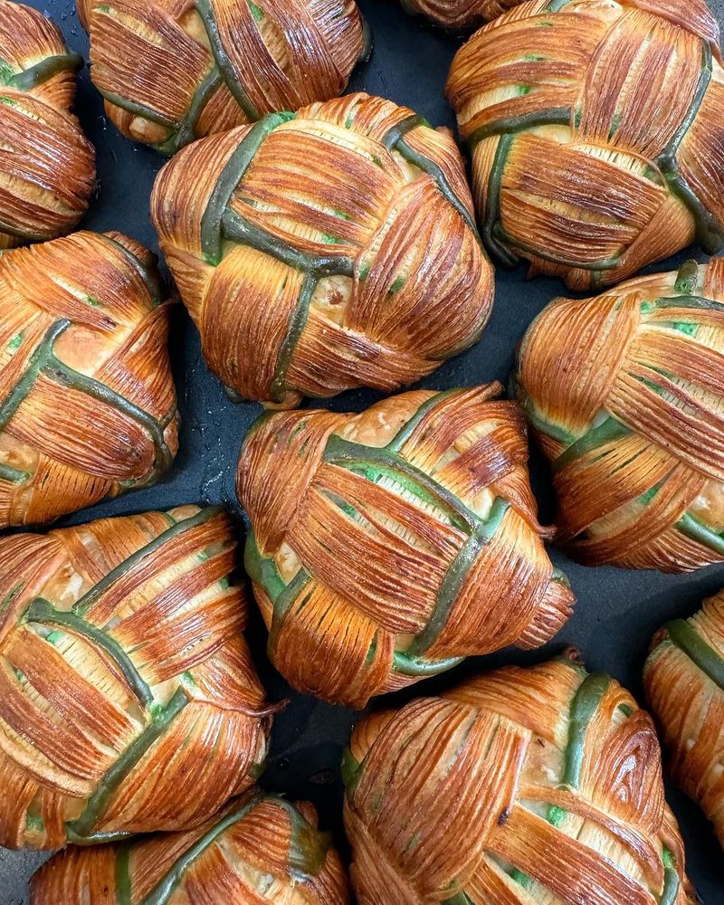 Gemas! Toko Kue Ini Jual Croissant Bentuk Ketupat Isi Rendang
