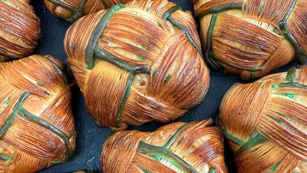 Gemas! Toko Kue Ini Jual Croissant Bentuk Ketupat Isi Rendang