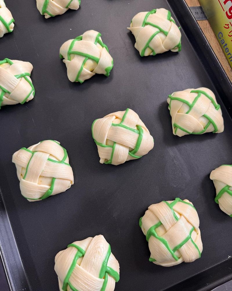 Gemas! Toko Kue Ini Jual Croissant Bentuk Ketupat Isi Rendang
