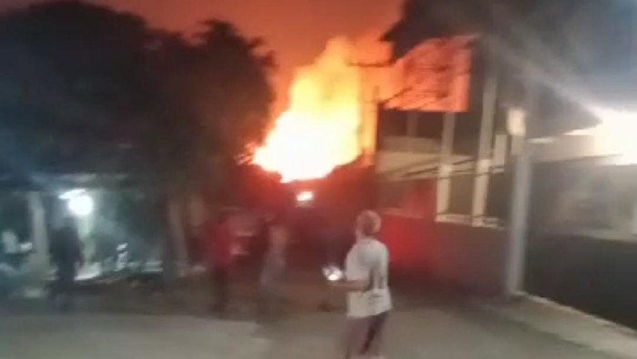 Kobaran Api Hanguskan Persediaan Bahan Peledak di Gudang Perbatasan Bogor-Bekasi