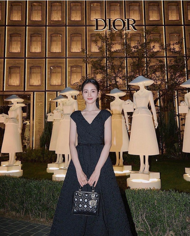 Tolong sutradara hilangkan dia dari series ini. Aktingnya sangat buruk, komentar netizen di Instagram Hong Su Zu. Jujur dia adalah artis terburuk yang pernah aku lihat, tambah lainnya. Apakah kamu batu? Karena kamu terlihat tidak punya emosi di sini, komentar netizen dipostingan foto Hong Su Zu saat mempromosikan Dior. Foto: Dok. Instagram