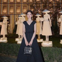 Tolong sutradara hilangkan dia dari series ini. Aktingnya sangat buruk, komentar netizen di Instagram Hong Su Zu. Jujur dia adalah artis terburuk yang pernah aku lihat, tambah lainnya. Apakah kamu batu? Karena kamu terlihat tidak punya emosi di sini, komentar netizen dipostingan foto Hong Su Zu saat mempromosikan Dior. Foto: Dok. Instagram