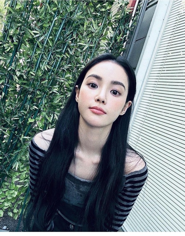 Sosok aktris kelahiran 1994 ini memanglah baru di industri hiburan Korea Selatan. Sebelum The Impossible Heir, Hong Su Zu hanya mendapatkan peran kecil di Sweet Home 2 dan Love Struck in The City. Foto: Dok. Instagram