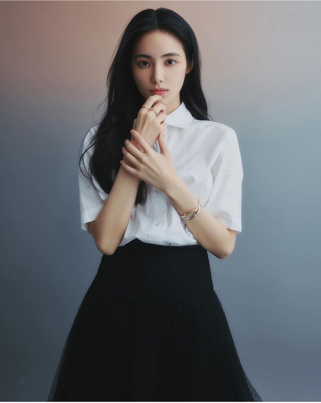 Ini adalah pertama kalinya Hong Su Zu mendapatkan peran besar, sebagai pemeran utama wanita di The Impossible Heir. Sayangnya kemunculan dirinya mendapatkan komentar pedas karena dinilai tidak cakap dalam pelafalan dialog dan ekspresi wajahnya. Foto: Dok. Instagram