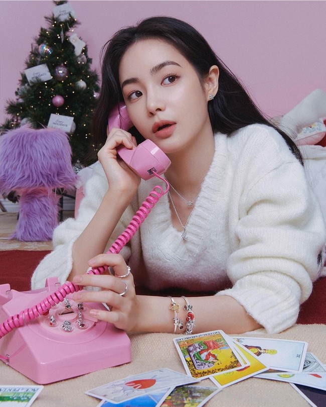 Terlepas dari kritik yang diterimanya, Hong Su Zu adalah seorang model sebelum ia beralih ke dunia seni peran. Kecantikan yang dimilikinya bahkan membuatnya didapuk menjadi model untuk brand besar seperti Dior, Samsung Galaxy S7, dan Celine. Foto: Dok. Instagram