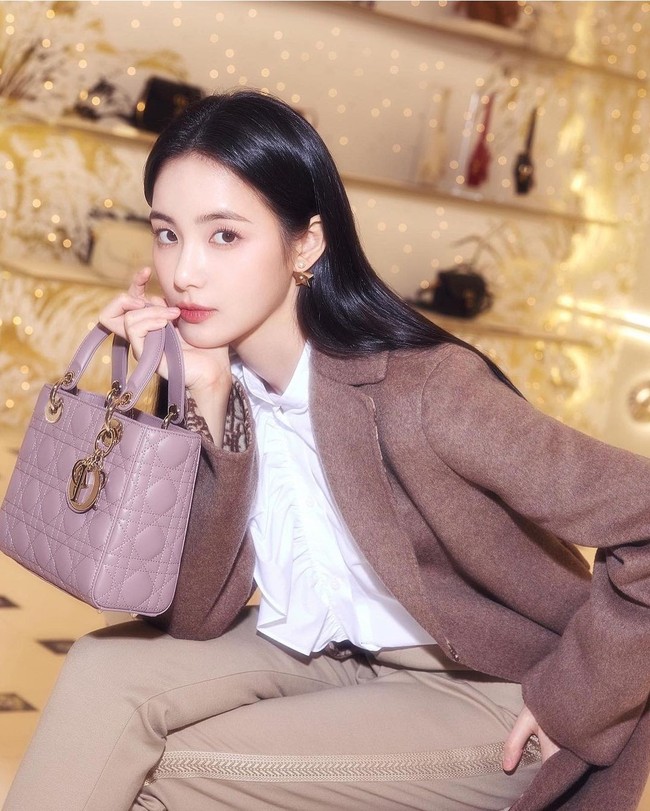 Aktris berusia 30 tahun ini juga pernah menjadi model untuk beberapa musik video. Wajahnya muncul di video musik Henry bertajuk I Luv U, Chanyeol SSFW, dan Colde Loss. Foto: Dok. Instagram