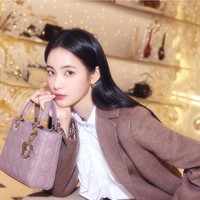 Aktris berusia 30 tahun ini juga pernah menjadi model untuk beberapa musik video. Wajahnya muncul di video musik Henry bertajuk I Luv U, Chanyeol SSFW, dan Colde Loss. Foto: Dok. Instagram