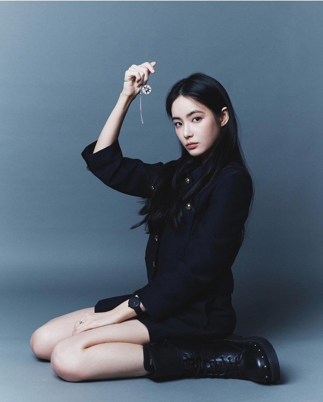 Pada 2020 Hong Su Zu pertama kali terjun di dunia akting lewat drama Love Struck in The City bersama Kim Ji Won dan Ji Chang Wook. Ia hanya muncul di episode 17 sebagai pemeran pendukung. Foto: Dok. Instagram