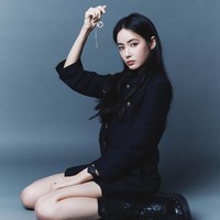 Pada 2020 Hong Su Zu pertama kali terjun di dunia akting lewat drama Love Struck in The City bersama Kim Ji Won dan Ji Chang Wook. Ia hanya muncul di episode 17 sebagai pemeran pendukung. Foto: Dok. Instagram