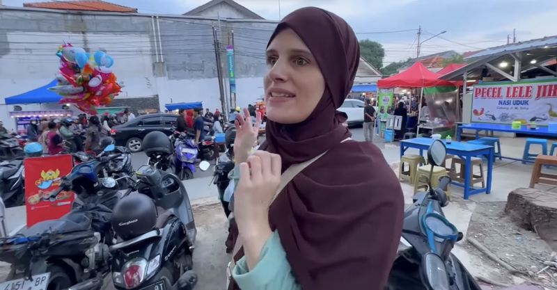 Ikutan Berburu Takjil, Bule Ini Ketagihan Sampai Tak Mau Pulang!