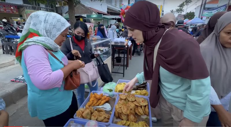 Ikutan Berburu Takjil, Bule Ini Ketagihan Sampai Tak Mau Pulang!