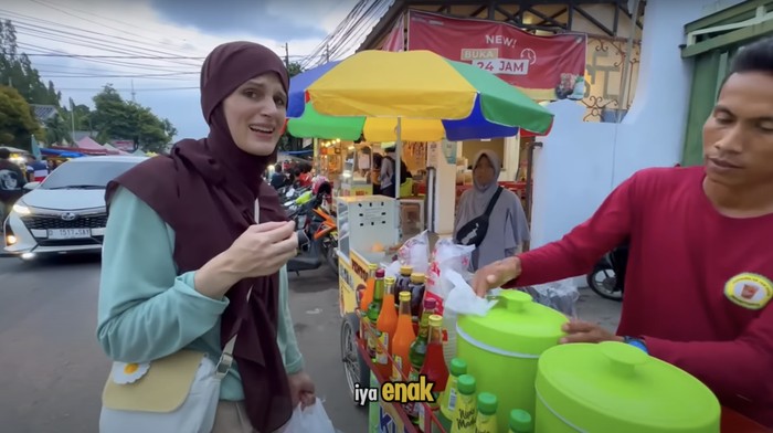 Ikutan Berburu Takjil, Bule Ini Ketagihan Sampai Tak Mau Pulang!