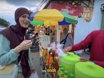 Bule Terlena Saat Berburu Takjil hingga Ogah Pulang