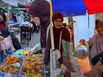Ikutan Berburu Takjil, Bule Ini Ketagihan Sampai Tak Mau Pulang!