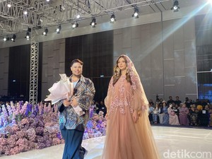 Inspirasi Bunga Rusia di Koleksi Baju Lebaran Light of Ramadhan Ivan Gunawan