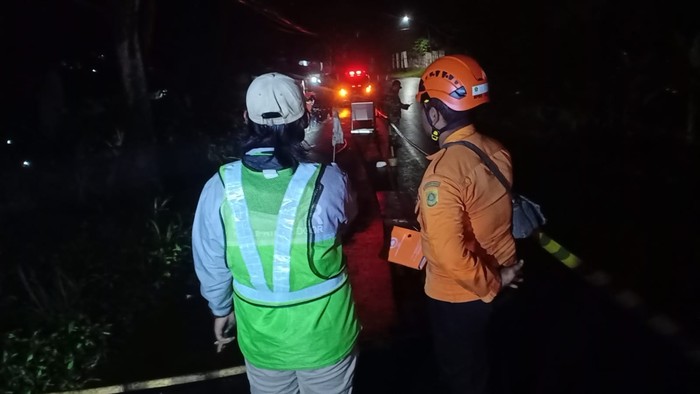 Lubang Menganga 1,5 Meter di Cijayanti Lumpuhkan Akses Penduduk