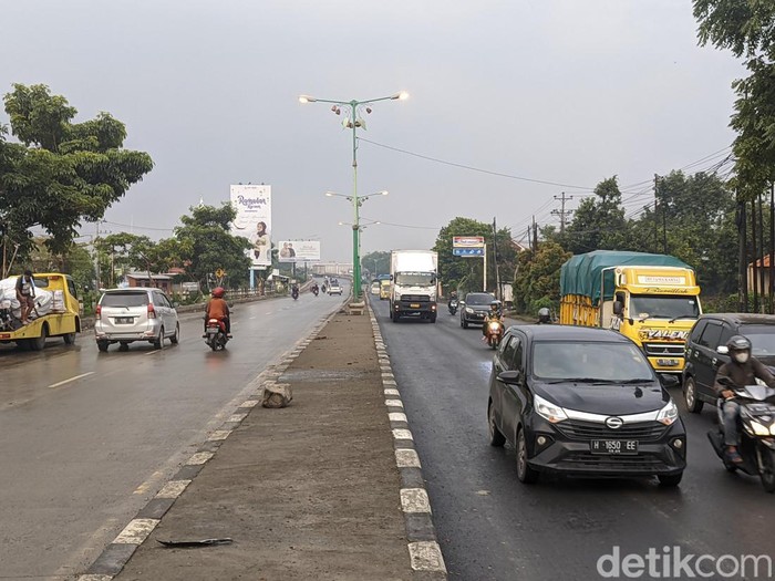 Jalan Pantura KM 44 Karanganyar Demak yang sebelumnya rusak akibat banjir kini telah mulus, Sabtu (30/3/2024).