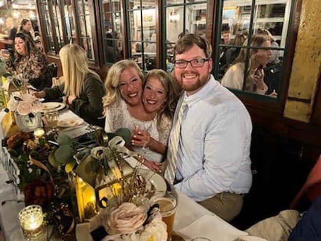 Meskipun terlahir sebagai kembar dempet, kakak adik ini tetap berusaha menjalani hidup senormal mungkin. Mereka belajar mengemudi, lulus SMA, dan sekarang, menikah. Foto: Facebook Heidi Bowling