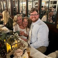 Meskipun terlahir sebagai kembar dempet, kakak adik ini tetap berusaha menjalani hidup senormal mungkin. Mereka belajar mengemudi, lulus SMA, dan sekarang, menikah. Foto: Facebook Heidi Bowling