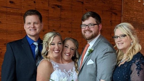 Kembar siam Abby Hensel menikah.