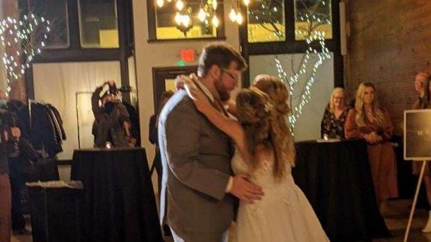 Kembar siam Abby Hensel menikah.