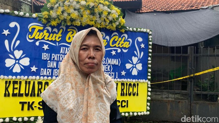 Ketua RT setempat, Kumayanah mengatakan P ditemukan menyandar di pintu, sementara M tergeletak di lantai (Mulia/detikcom)
