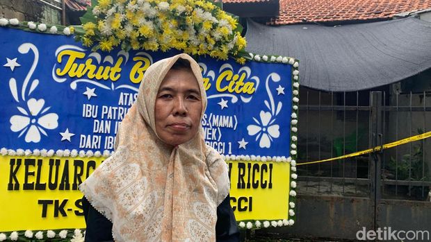 Ketua RT setempat, Kumayanah mengatakan P ditemukan menyandar di pintu, sementara M tergeletak di lantai (Mulia/detikcom)