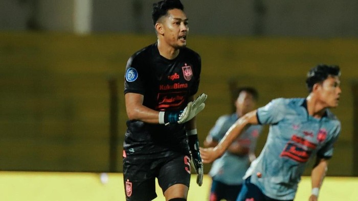 Kiper PSIS, Rizky Darmawan berkali-kali menggagalkan peluang Barito Putera, Jumat (30/3/2024).