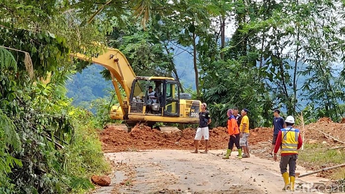 Kondisi longsor di Jalan Poros Palopo-Luwu.