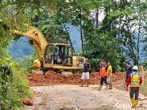 Tebing 30 Meter Longsor di Mungkajang, Jalan Poros Palopo-Luwu Terputus