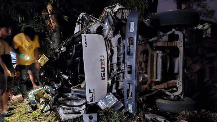 Kondisi mobil box yang ringsek usai mengalami kecelakaan. (Foto: Dok. Polda Aceh)