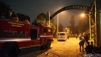 Berdasarkan pantauan detikcom dari Perumahan Kota Wisata Cibubur, Klaster Nebraska, Sabtu (30/3/2024) pukul 22.50 WIB, sudah tak nampak lagi api dan asap tinggi dari gudang peluru itu.