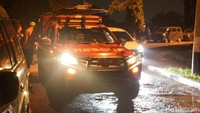 Mobil rescue, damkar, dan mobil jenazah masih berada di lokasi.