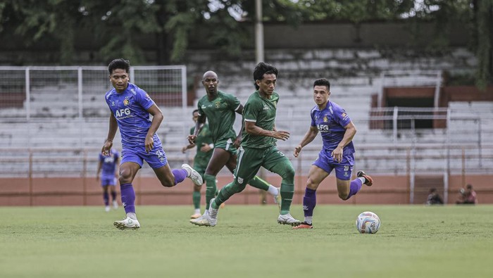 Laga Persebaya vs Persik.