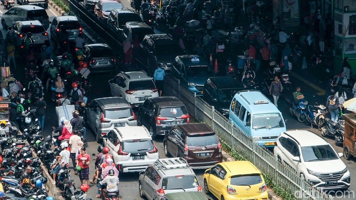 Lalin sekitar Pasar Tanah Abang, Jakarta, macet siang ini. Macet dikarenakan membludaknya pengunjung pasar.