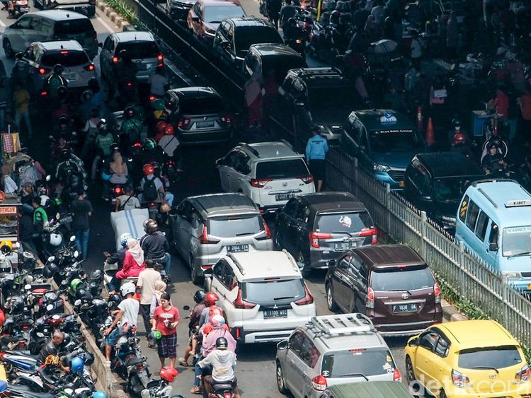 Potret Sabtu Siang, Macet Parah di Pasar Tanah Abang
