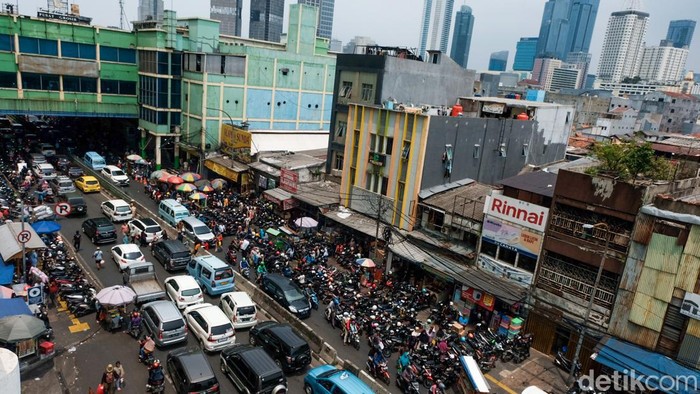 Lalin sekitar Pasar Tanah Abang, Jakarta, macet siang ini. Macet dikarenakan membludaknya pengunjung pasar.