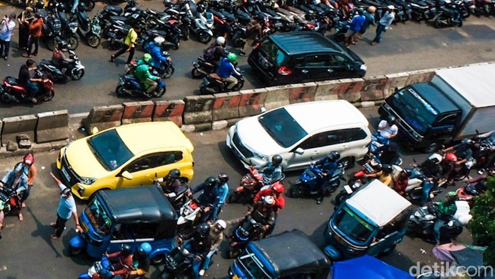 Lalin Pasar Tanah Abang Macet Siang Ini Lalin sekitar Pasar Tanah Abang, Jakarta, macet siang ini. Macet dikarenakan membludaknya pengunjung pasar.